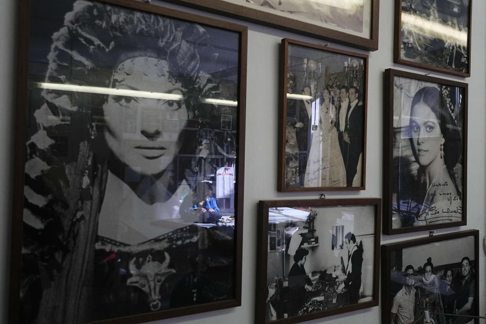 Una modista se refleja en una fotografía de la soprano greco-estadounidense Maria Callas, en el Atelier Tirelli, en Roma, el 5 de marzo de 2024. Durante casi seis décadas, el taller Tirelli de Roma se ha entretejido en la historia del cine italiano e internacional, ganándose el sobrenombre de la “sastrería de los Oscar” por su contribución al diseño de vestuario cinematográfico. Fundado en noviembre de 1964, este taller de una tranquila calle de la capital italiana ha estado detrás de 17 premios de la Academia a mejor diseño de vestuario. (AP Foto/Gregorio Borgia)