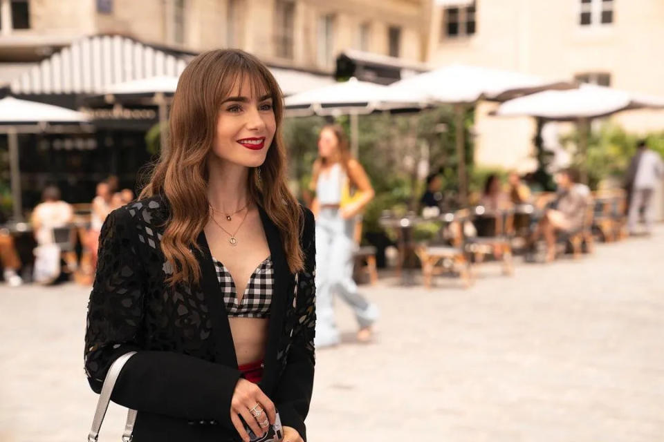 《Emily in Paris 3》最新劇照：從穿搭看 Emily 似乎 70 % 變身巴黎女人？