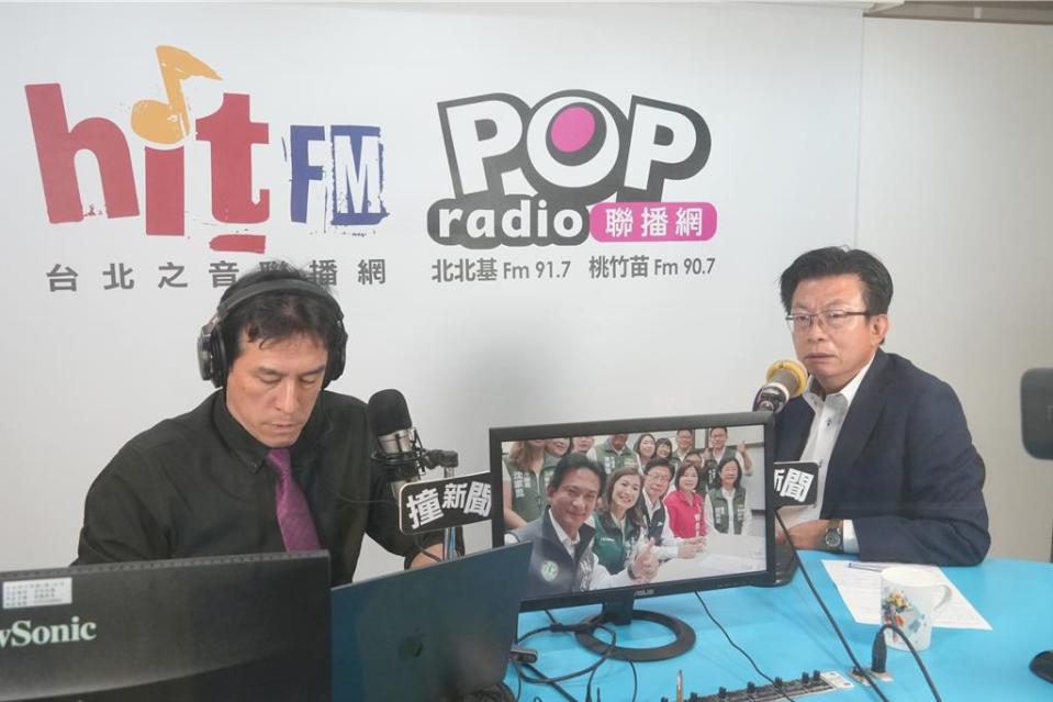 民進黨立委郭國文（右）30日接受POP Radio《POP撞新聞》主持人黃暐瀚（左）專訪。（POP撞新聞提供／ 陳薏云台北傳真）