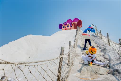 魚頭君和萊恩推廣台南旅遊。（圖／統一獅提供）