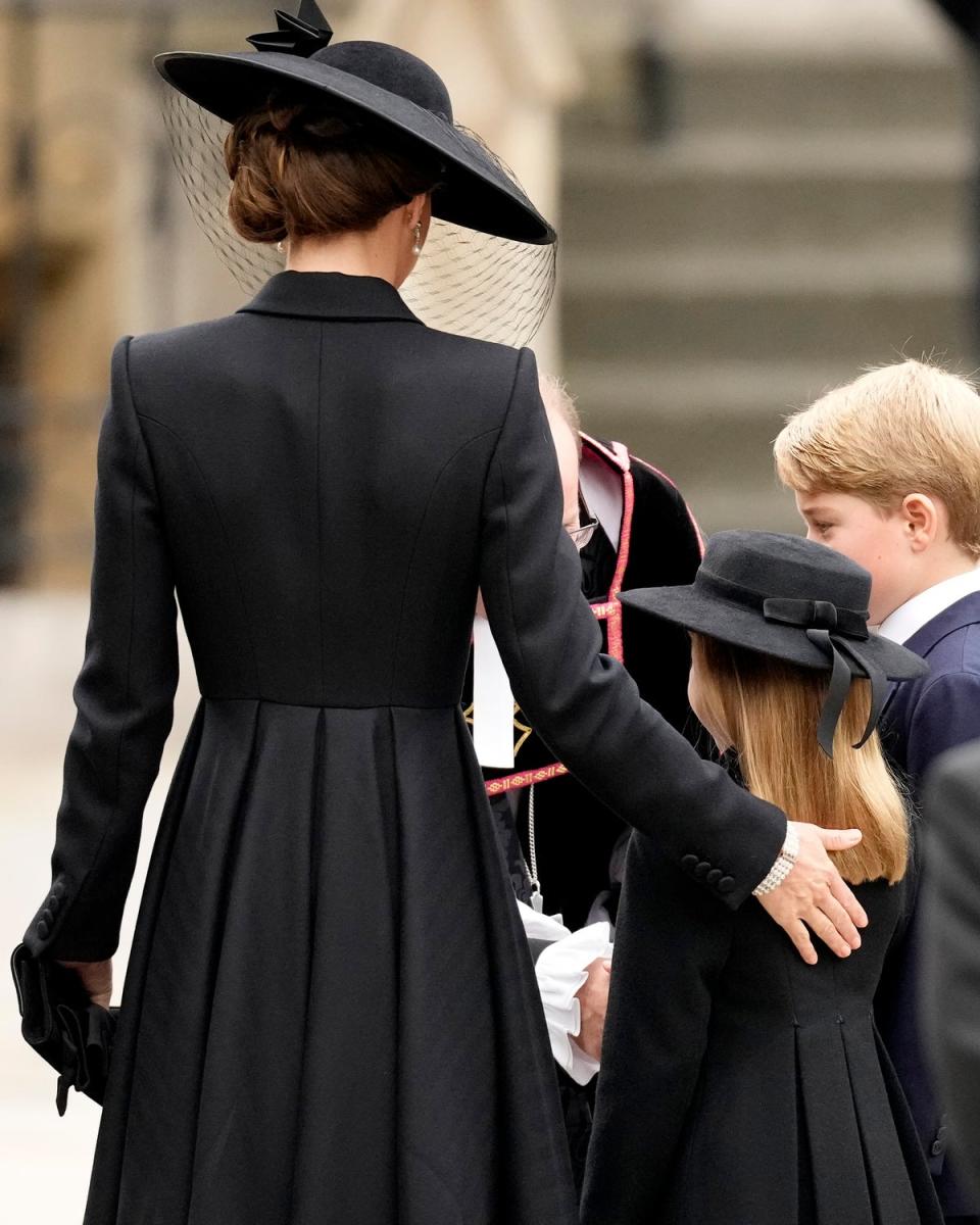 La princesa de Gales ofrece consuelo a los jóvenes príncipes (Getty Images)