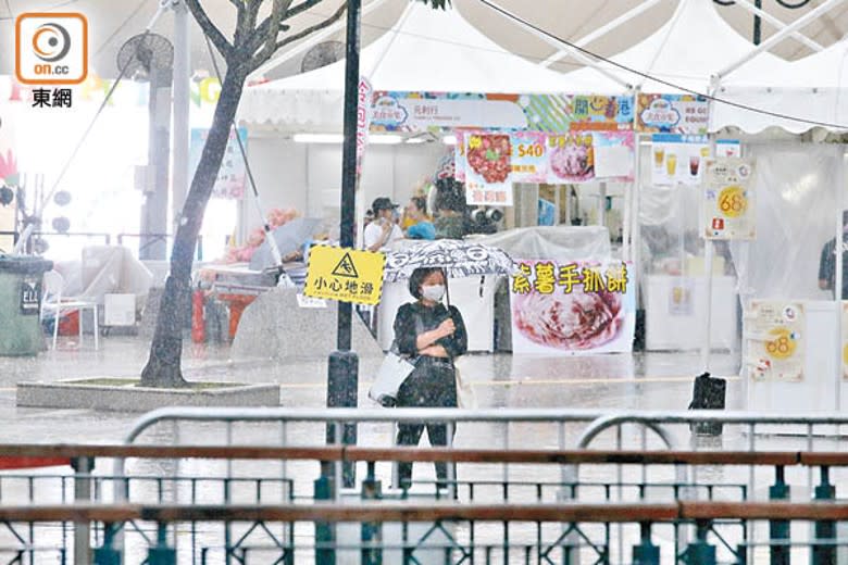 沙田美食市集：昨日在沙田公園舉行的開心香港美食市集遇上紅雨，一度暫停3小時。（李志湧攝）