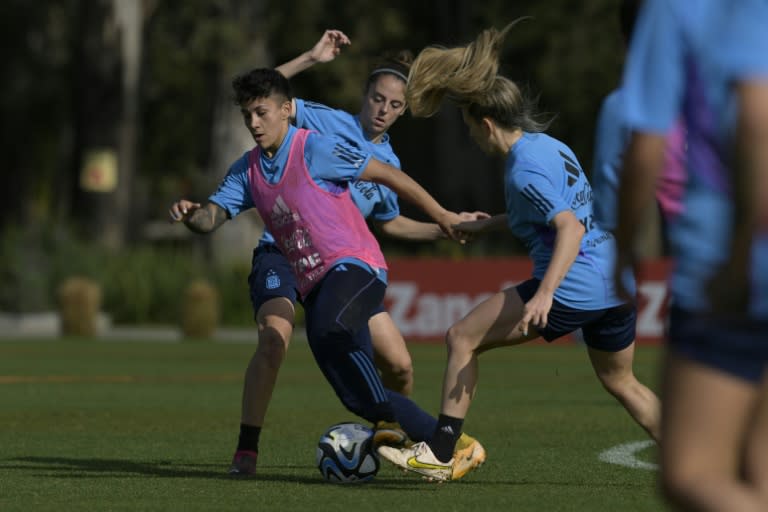 La centrocampista Lorena Benítez (izq.) entrena con la selección de fútbol de Argentina en Ezeiza el 6 de julio de 2023 (Juan Mabromata)