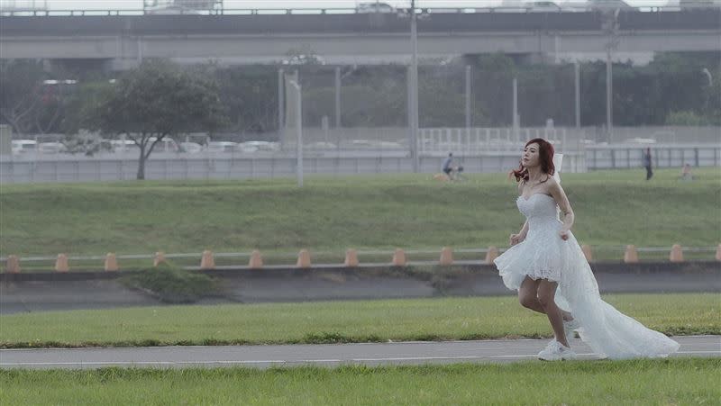 吳申梅披白紗在河濱公園拍MV。（圖／放音樂提供）