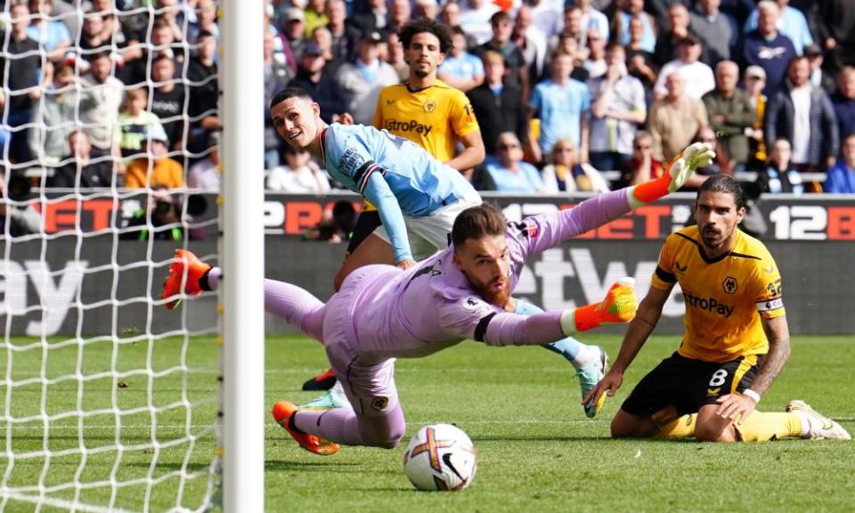 Phil Foden beats José Sá for the third goal.