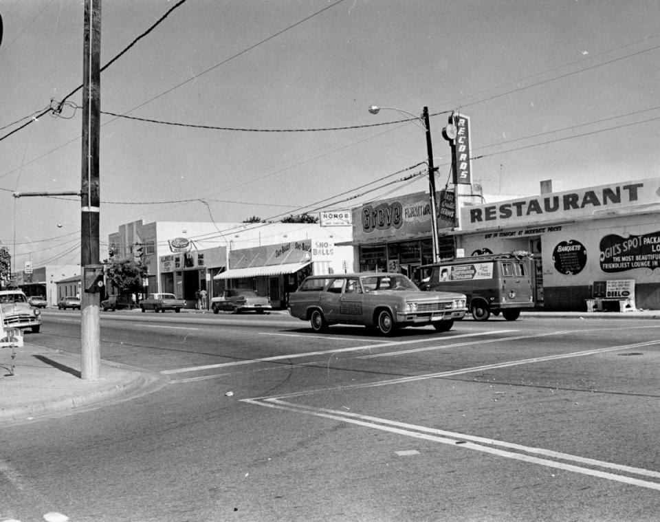 Vista de una próspera Grand Avenue al este de Douglas Road en la sección históricamente afroamericana de Coconut Grove, en Miami, en una foto sin fecha.