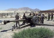 U.S. military advisers from the 1st Security Force Assistance Brigade work with Afghan soldiers at an artillery position on an Afghan National Army base in Maidan Wardak province, Afghanistan August 6, 2018. REUTERS/James Mackenzie