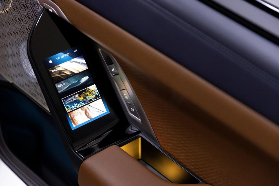前代的可拆式控制平板改為車門扶手上的觸控面板，可調整車內氛圍風格、座椅與空調等設定。