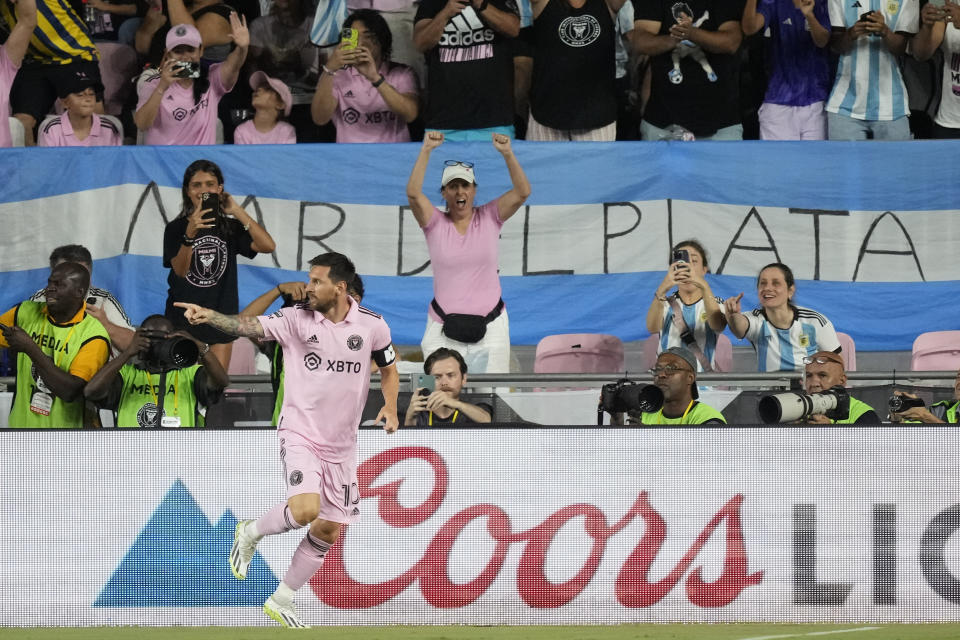 Lionel Messi del Inter Miami celebra tras anotar un gol ante Orlando City en la Leagues Cup, el miércoles 2 de agosto de 2023, en Fort Lauderdale, Florida. (AP Foto/Rebecca Blackwell)