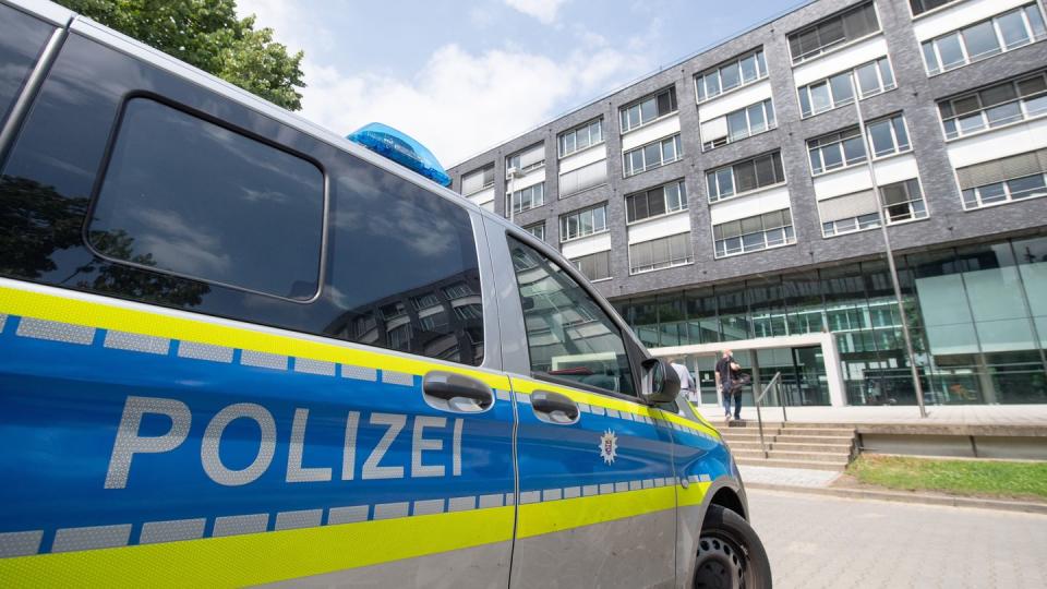 Polizeirevier in Frankfurt: Es ist nicht das erste Mal, dass in hessischen Polizei-Chats rechte Beiträge auftauchen. (Bild: Boris Roessler / dpa)