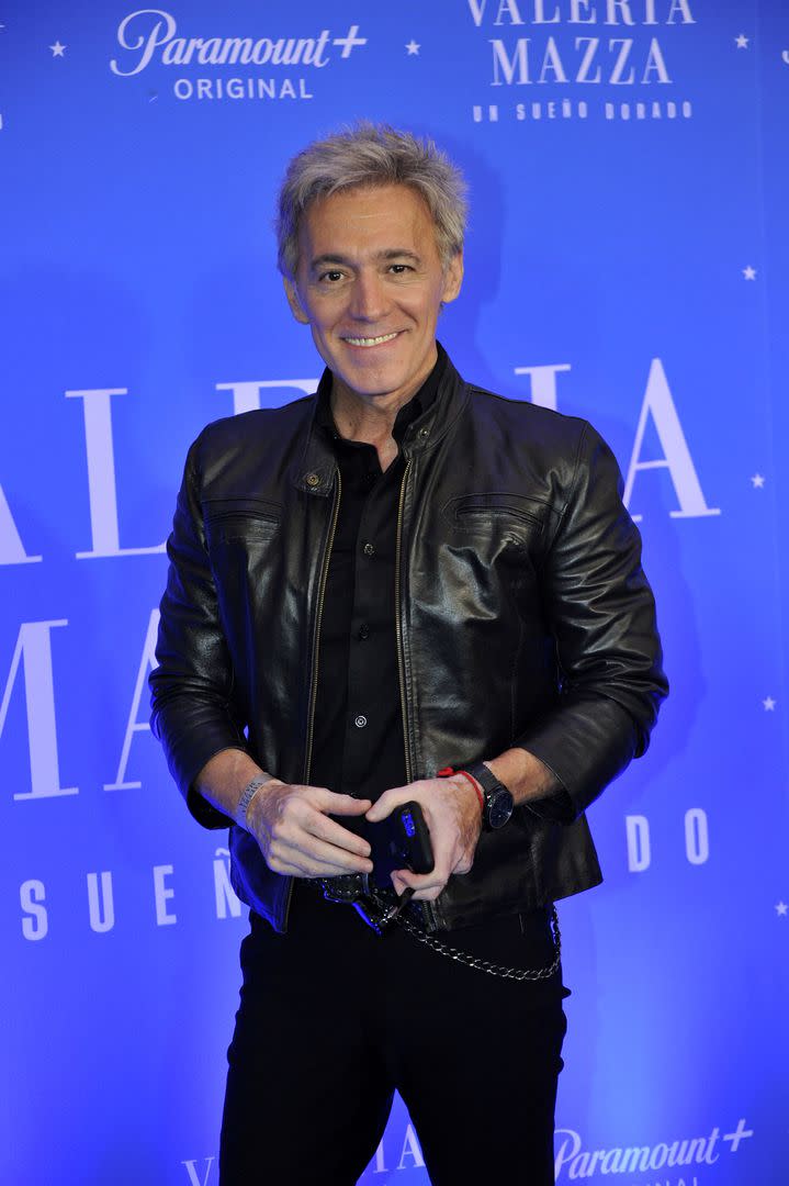 El cantante Cae optó por un look total black para esta noche especial