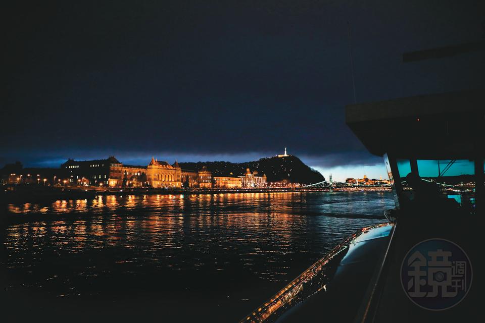 當夜色降臨，多瑙河兩岸彷如罩上一層金光，非常夢幻。