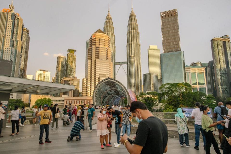 Every zone in a town or city should be accessible on foot, which by definition demands full connectivity. Councils will use the law or ask for new laws to ensure they are able to pay for or ask others to finance these pathways. — Picture by FIrdaus Latif