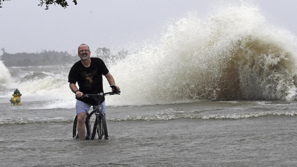 Überschwemmte Straße in Mandeville in Louisiana. Foto: David J. Phillip/AP