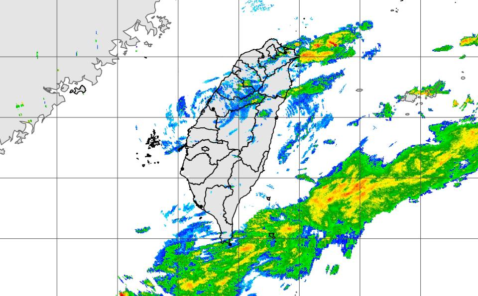 今晨至上午南部地區有零星短暫陣雨，今日東北部、東部地區及中南部山區有局部短暫陣雨或雷雨，水氣逐漸減少，北部及東南部的降雨轉趨零星，其他地區為多雲到晴。（圖：氣象署網站）