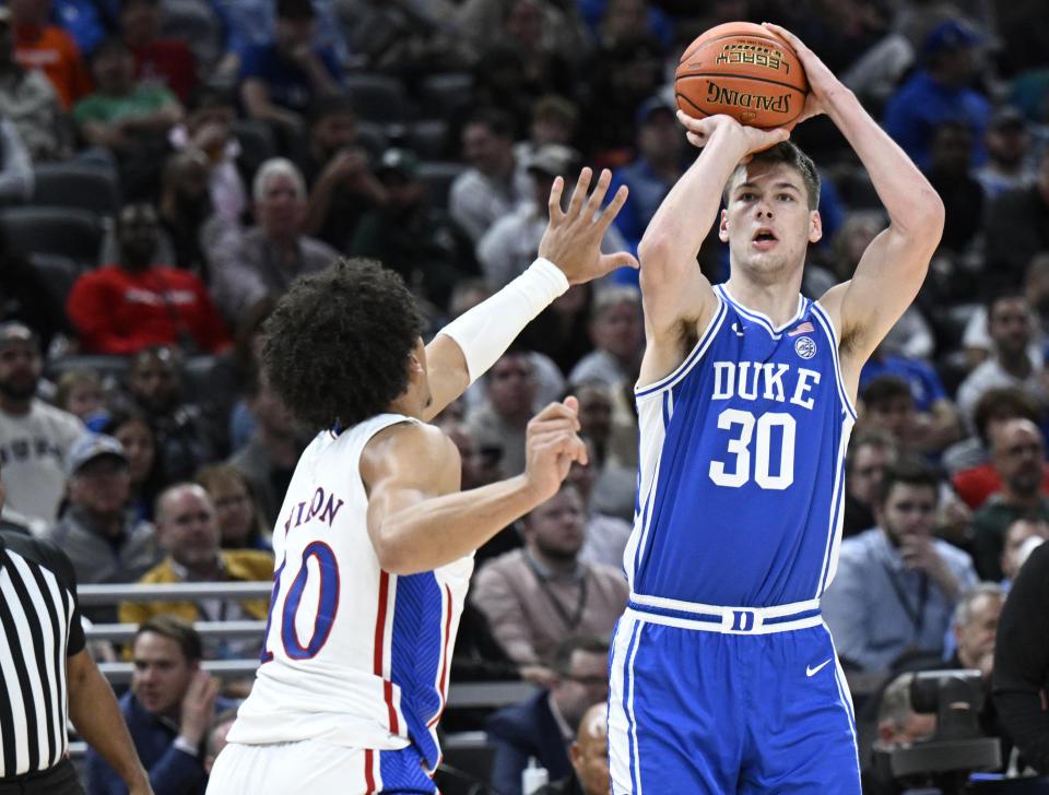 Duke  center Kyle Filipowski shoots the ball over Kansas forward Jalen Wilson during the Champions Classic at Gainbridge Fieldhouse in Indianapolis on Nov. 15, 2022. (Marc Lebryk/USA TODAY Sports)