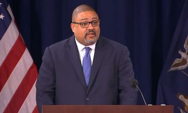 PHOTO: Manhattan District Attorney Alvin Bragg speaks at a press conference, Apr. 4, 2023, in New York City. (ABC News)