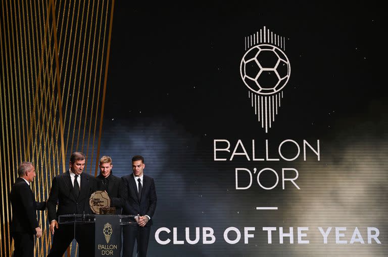 Kevin De Bruyne y Ederson, junto con dos directivos de Manchester City, reciben el premio al mejor club del año