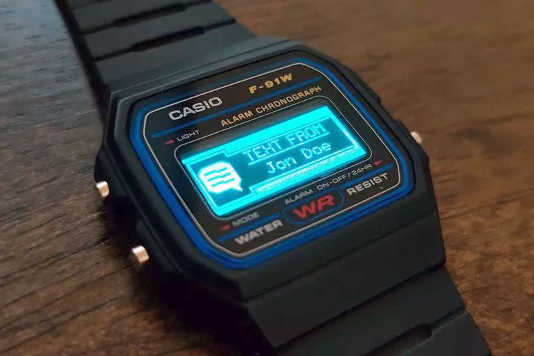 El Casio F91W modificado por Pegor para transformarlo en un reloj inteligente