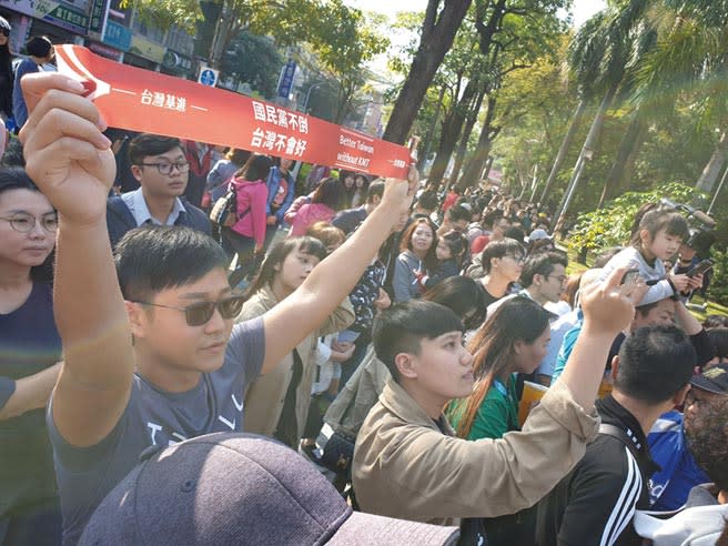 台灣基進與Wecare高雄聯手賣罷免春聯，販售現場擠滿排隊民眾，多數都衝著陳柏惟而來。（袁庭堯攝）