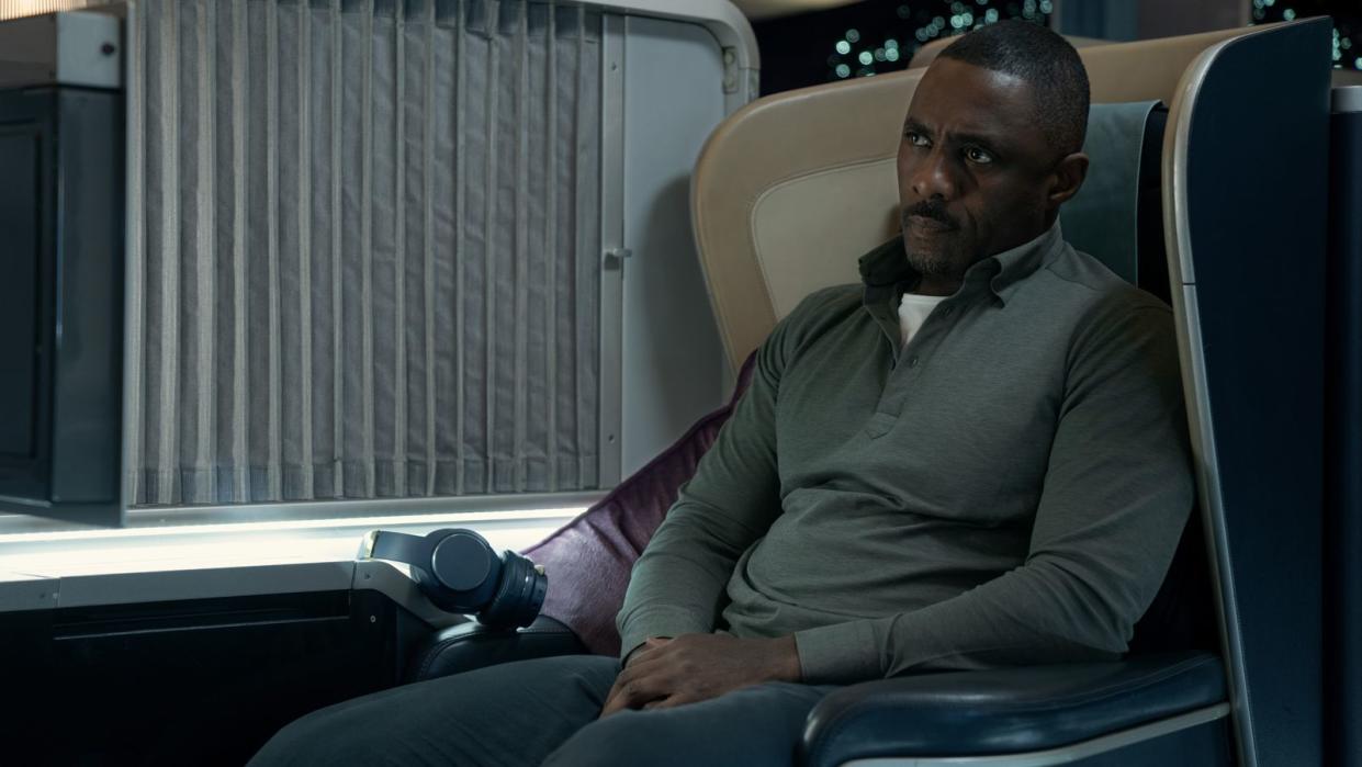 Sam (Idris Elba) beobachtet die Lage in dem entführten Flugzeug ganz genau. (Bild: Apple )