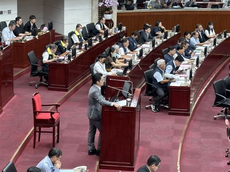 民進黨台北市議員許淑華質詢時，批蔣萬安市府遇到重大爭議事件沒有實質作為，是「罐頭市長」。（圖／記者許皓婷攝）