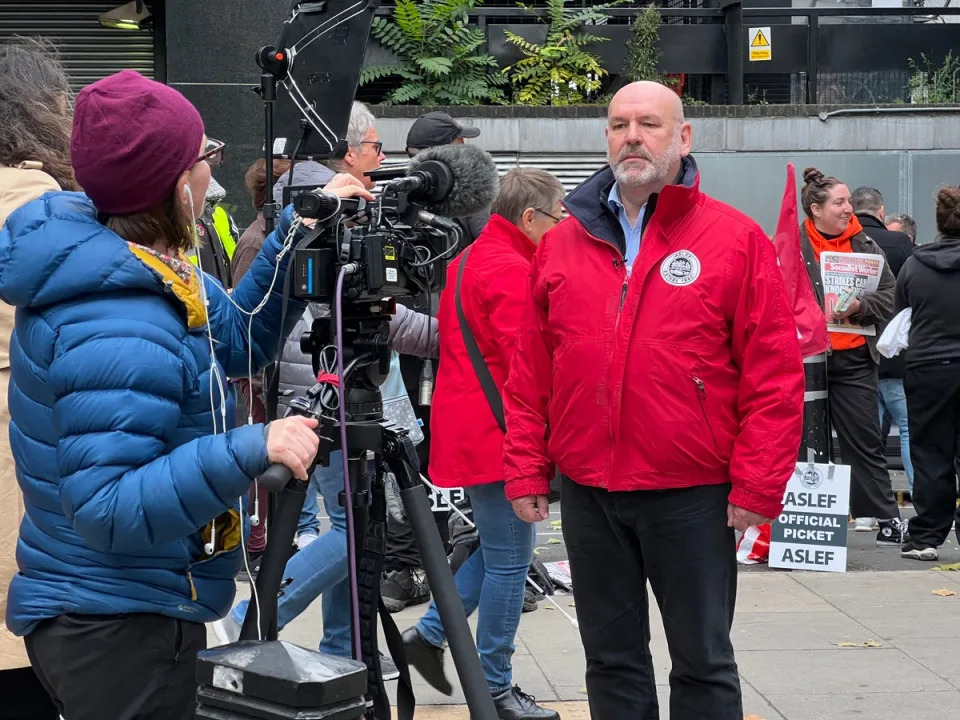 Brigade rouge ?  Mick Whelan, secrétaire général du syndicat des conducteurs de train, Aslef, à London Euston lors de la dernière grève (Simon Calder )