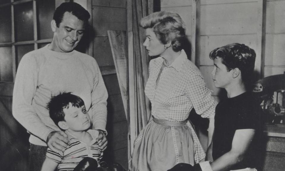 JERRY MATHERS with Hugh Beaumant, Tony Dow and Barbara Billingsley.Leave it to beaver.Supplied by Photos, inc. © Supplied By Globe Photos, Inc/Globe Photos/ZUMA Wire/Alamy Live NewsE9KR0A JERRY MATHERS with Hugh Beaumant, Tony Dow and Barbara Billingsley.Leave it to beaver.Supplied by Photos, inc. © Supplied By Globe Photos, Inc/Globe Photos/ZUMA Wire/Alamy Live News leave it to beaver