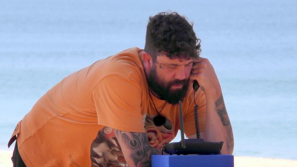 Wenn der Eliminator einmal klingelt: Chris Manazidis musste als erster gehen und erfuhr's am Telefon. (Bild: RTLZWEI)