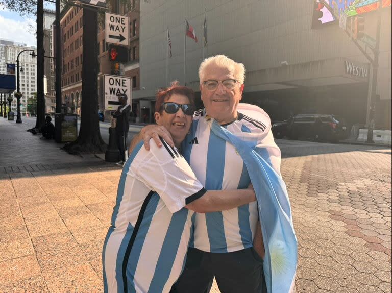 Los cordobeses Luis y Lidia, emocionados; viajaron desde Utah para ver a la selección en Atlanta