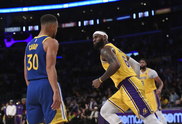 LeBron James contra Stephen Curry que se despachó con un triple-doble