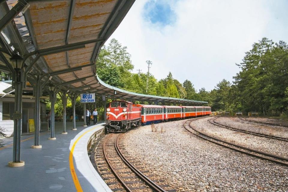 祝山車站擁有全臺唯一的弦月造型月台，但舊車站月臺間隙過去曾讓遊客受傷。（圖片提供／阿里山林業鐵路及文化資產管理處）