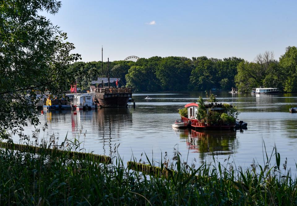 Houseboats travelling on the Rummelsburger See, Berlin.