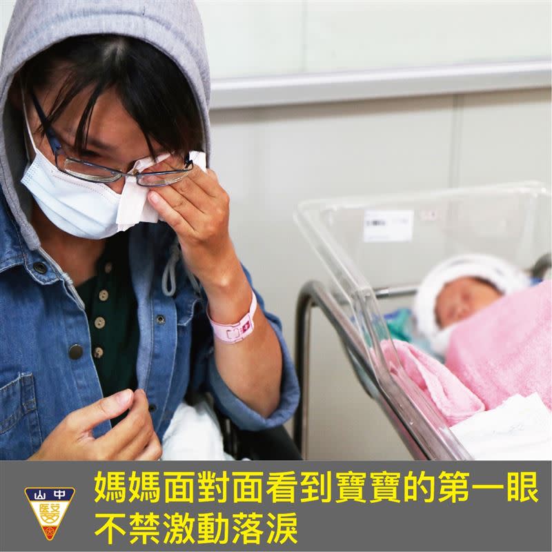 產後15天，終於可以親眼看到寶寶、親手抱著女兒，媽媽難掩激動情緒，當場落淚。（圖／翻攝自中山附醫臉書）