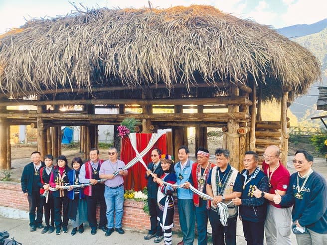 鄒族傳統建築「赫夫」，在南投縣信義鄉久美國小重現。（廖志晃攝）