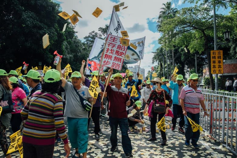 上千漁民在農委會前灑冥紙，抗議政府把他們當成提款機。（攝影／余志偉）