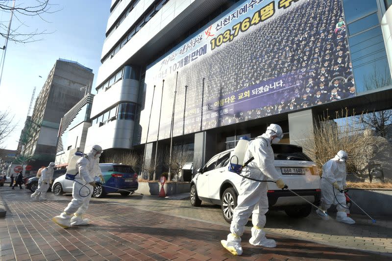 FOTO DE ARCHIVO: Trabajadores de una empresa de servicios de desinfección en una calle frente a una sucursal de la Iglesia Shincheonji de Jesús el Templo del Tabernáculo del Testimonio donde una mujer conocida como "Paciente 31" asistió a un servicio en Daegu, Corea del Sur, el 19 de febrero de 2020