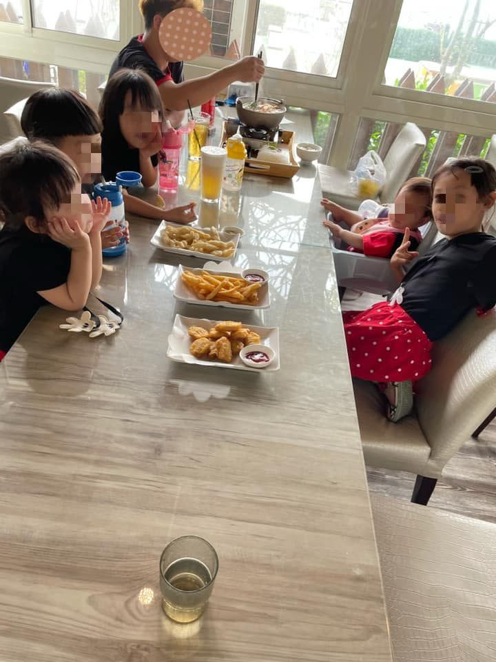 5寶媽表示，每次全家出門吃飯都需要佔用「2大桌」。（圖／翻攝自「爆怨2公社」臉書）