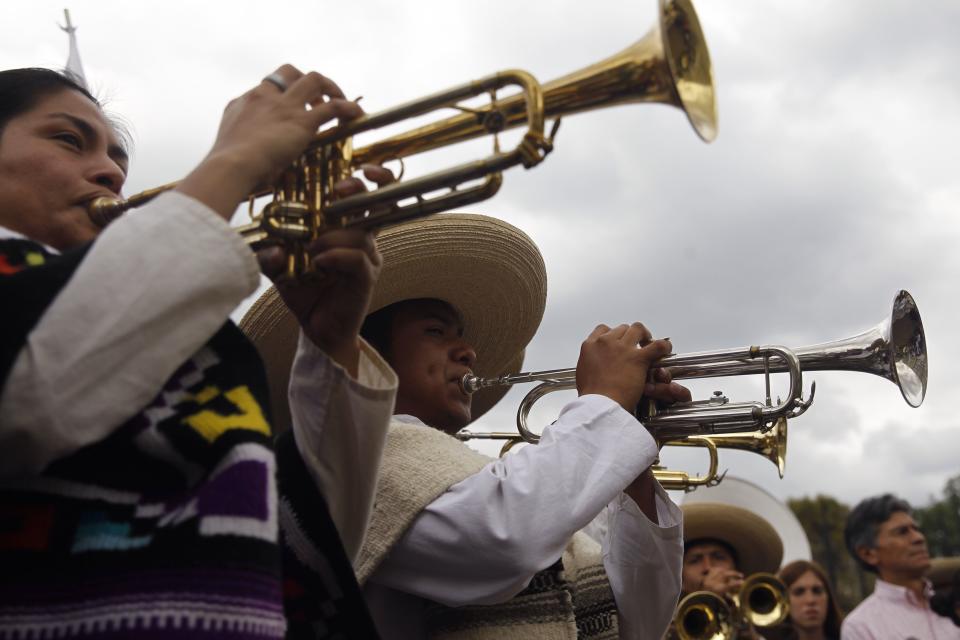 MEX34. CIUDAD DE MÉXICO (MÉXICO), 02/10/2018.- Músicos se presentan durante una marcha en Ciudad de México (México) hoy, martes 2 de octubre de 2018, para conmemorar los 50 años del movimiento estudiantil y la matanza de Tlatelolco de 1968. El presidente electo de México, Andrés Manuel López Obrador, juró hoy que jamás reprimirá al pueblo mexicano, en el mismo día en que se cumplen 50 años de la matanza del Ejército contra un mitin estudiantil en el barrio Tlatelolco. EFE/Sáshenka Gutiérrez