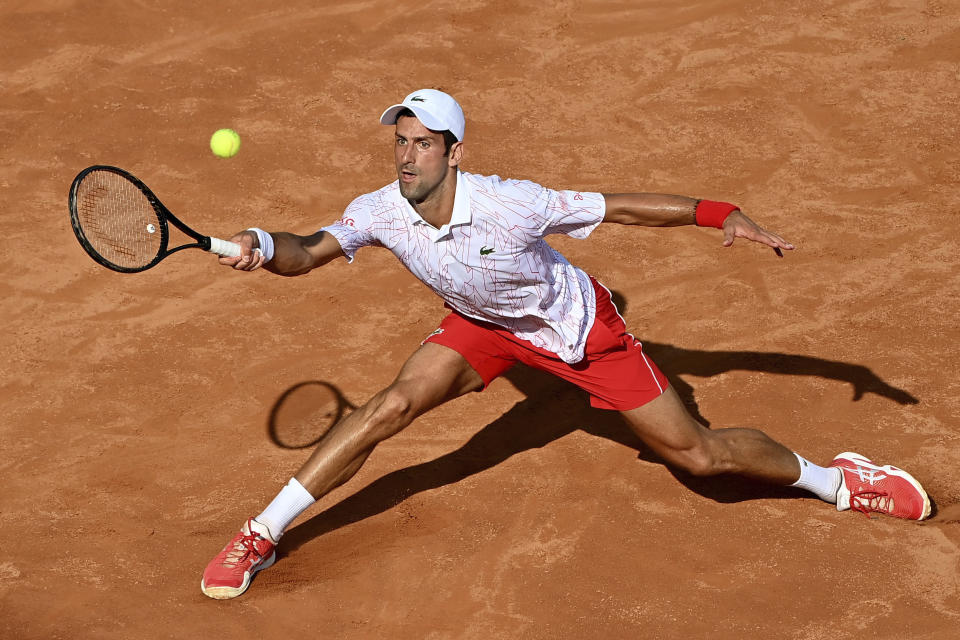 El serbio Novak Djokovic devuelve un tiro de su compatriota Filip Krajnovic en un partido del Abierto de Italia, el viernes 18 de septiembre de 2020, en Roma. (Alfredo Falcone/LaPresse via AP)