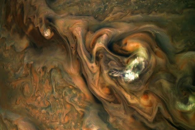 <p>Le ciel de Jupiter immortalisé par la navette Juno.</p>