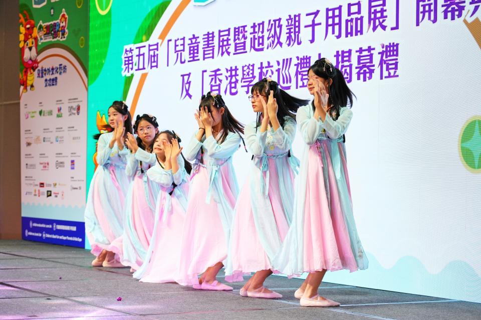 <span>路德會聖十架學校古典舞〈小城謠〉表演。</span>