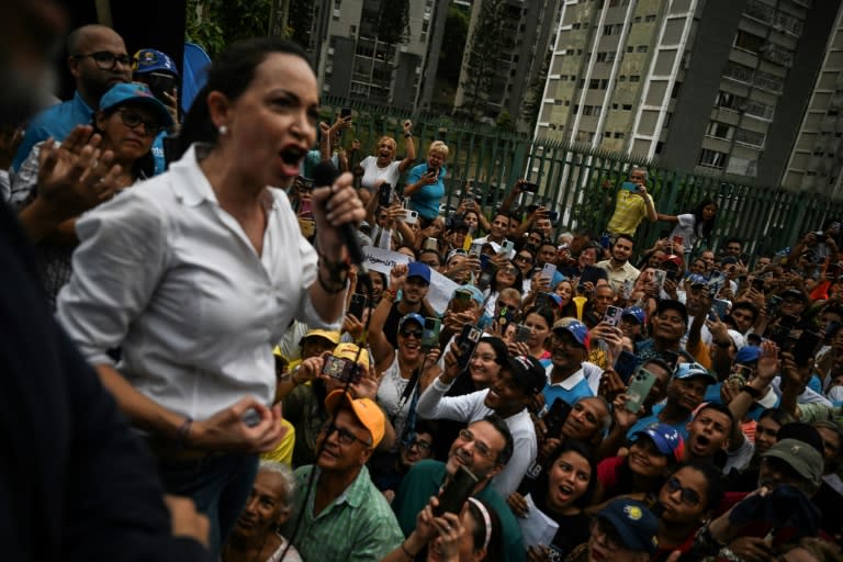 La líder de la oposición venezolana, María Corina Machado, se dirige a simpatizantes durante una concentración en San Antonio de los Altos, estado Miranda, Venezuela, el 17 de abril de 2024 (Juan BARRETO)