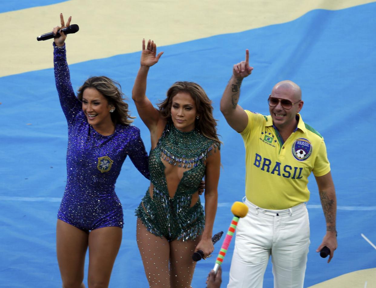 Claudia Leitte (L), Jennifer Lopez (C) y Pitbull saludan al público durante la ceremonia de apertura del Mundial de 2014. Foto: REUTERS