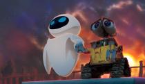 'Wall-e’ (2008) é um dos momentos mais poéticos do cinema recente. Com menos diálogos que o normal nos filmes do estúdio, ele se concentra em um futuro distante no qual a Terra foi abandonada e um robô que recolhe lixo se apaixona e acaba entrando numa aventura. Vencedor do Oscar de melhor animação e indicado nas categorias roteiro original, canção, trilha sonora, edição de som e mixagem de som.