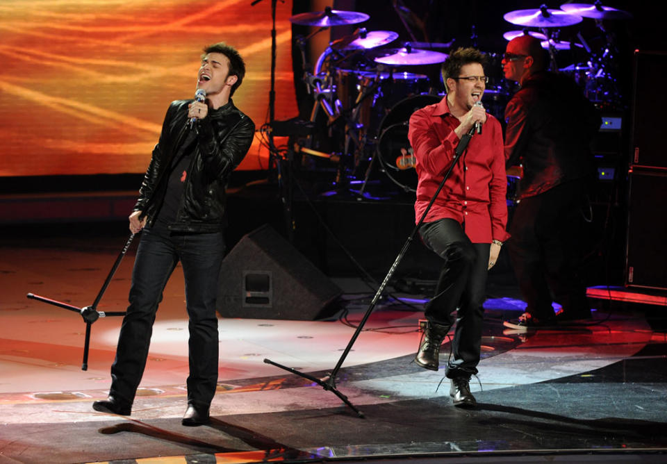 Kris Allen and Danny Gokey perform "Renegade" by Styx on "American Idol."