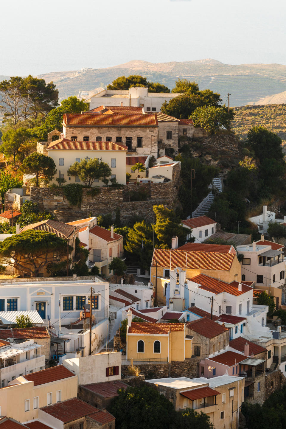 houses along the mountain