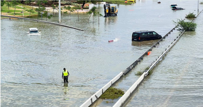 波斯灣地區近日遭到暴雨轟炸，阿聯最大城市杜拜淹成「水鄉澤國」。（圖／達志／路透社）