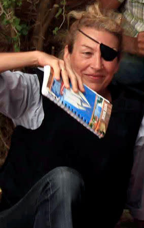 FILE PHOTO: Journalist Marie Colvin poses for a photograph with Libyan rebels (unseen) in Misrata on June 4, 2011. REUTERS/Zohra Bensemra/File Photo