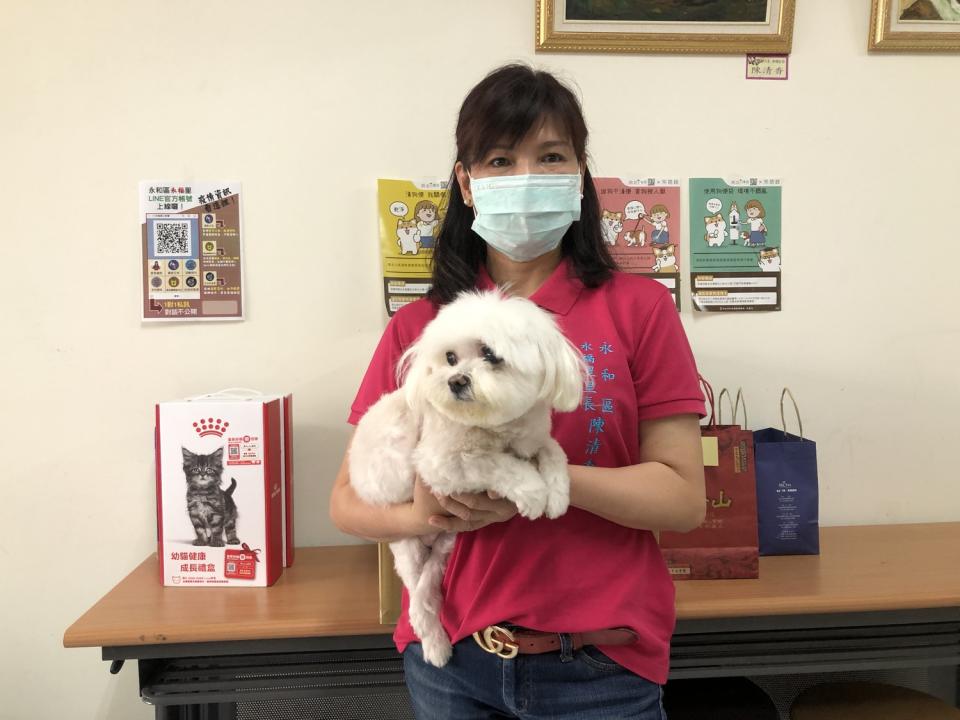 陳清香和愛犬妞妞。   圖：新北市動保處提供